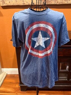 Mens Small Marvel Captain America Shield Graphic Tee in Blue and Red